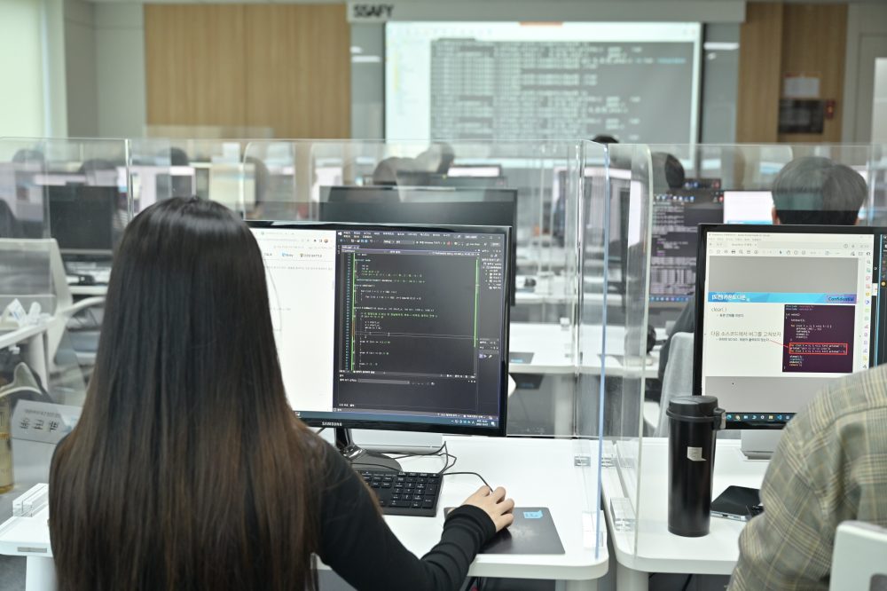 ▲삼성청년소프트웨어아카데미(SSAFY) 서울캠퍼스 강의실에서 8기 교육생들이 알고리즘 기반의 코딩 교육 과정을 수강하고 있다.
