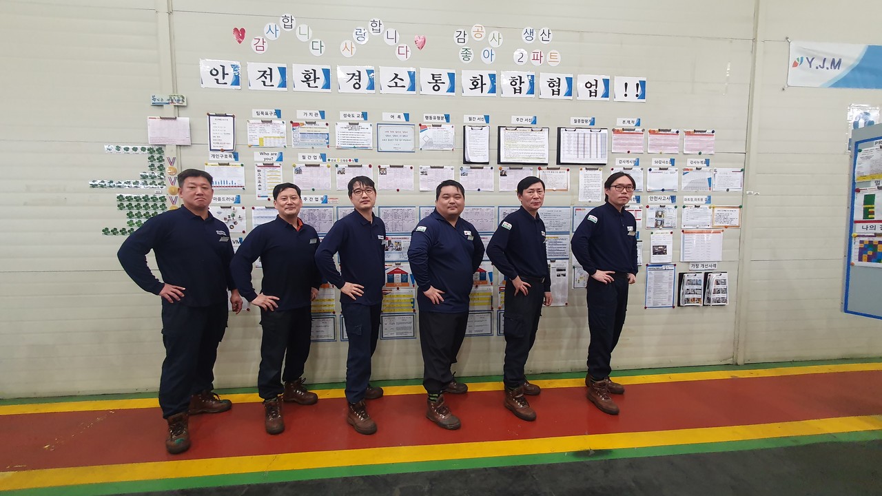 연산메탈 생산2파트 팀원들과 강호창 팀장.(왼쪽에서 세번째)