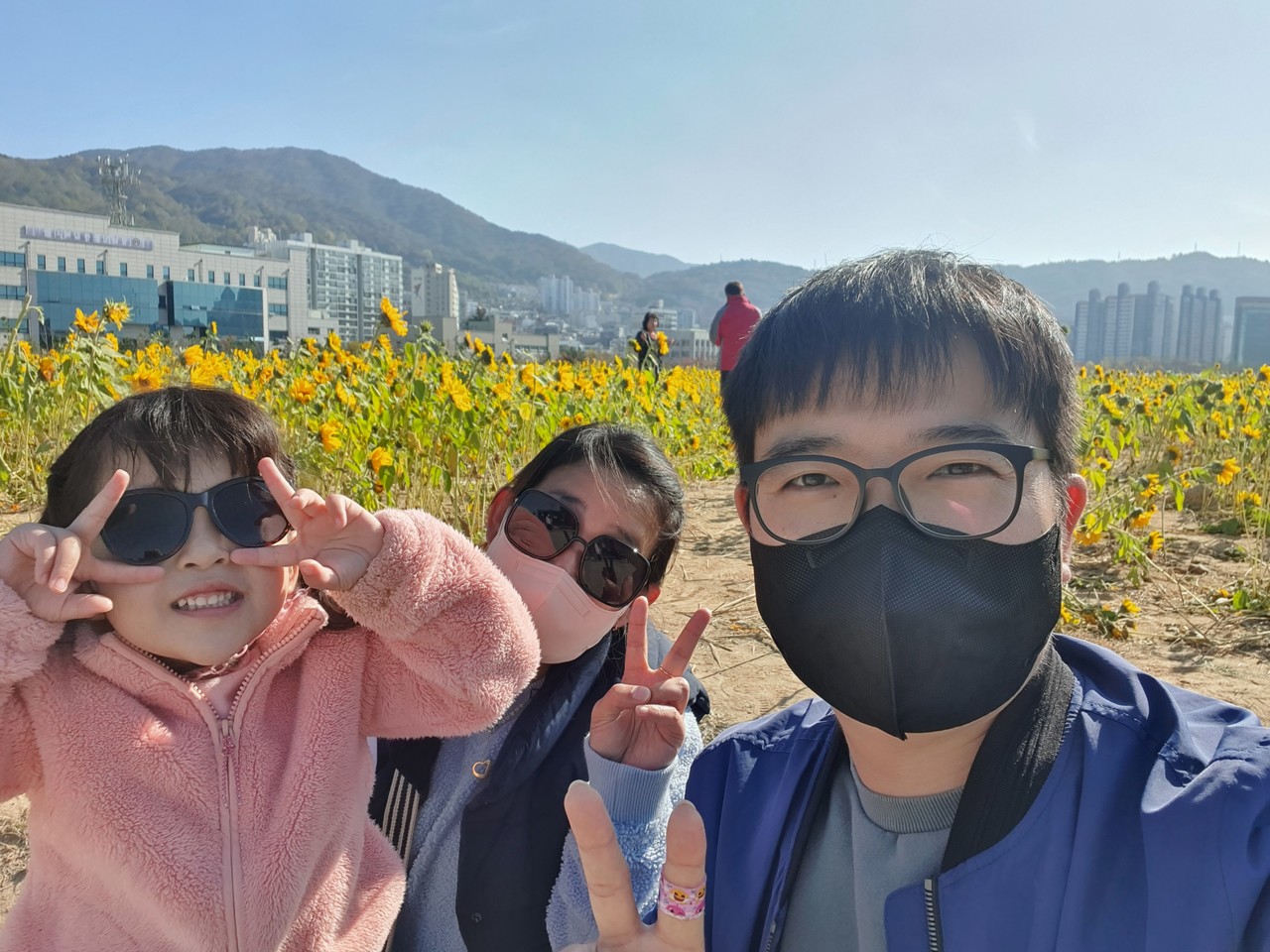 해바라기 들판으로 함께 소풍을 나온 강호창 팀장 가족.