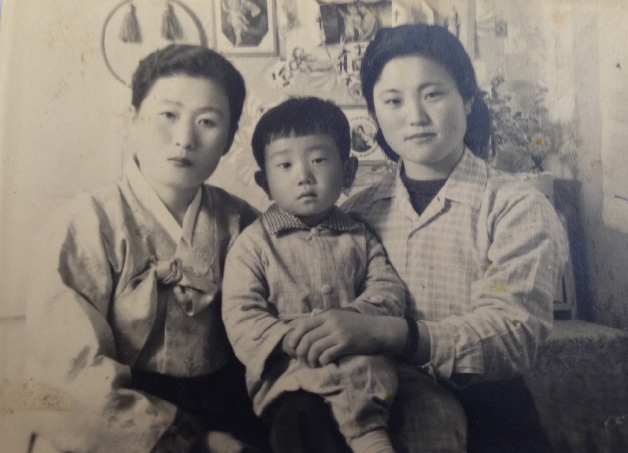 6살 무렵 동네 세련된 아줌마들과 함께 사진을 찍은 박점식 회장.