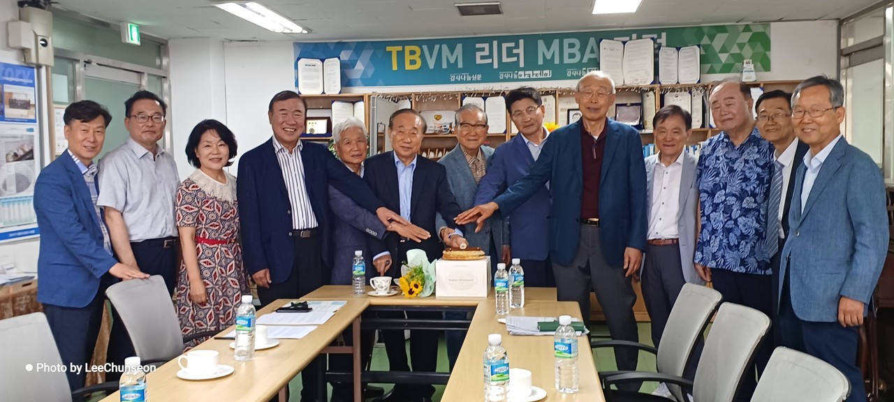 세계문인협회에서 '한국 문학사를 빛낸 문인'으로 추대된 강석진 회장을 위한 축하시간이 마련됐다.