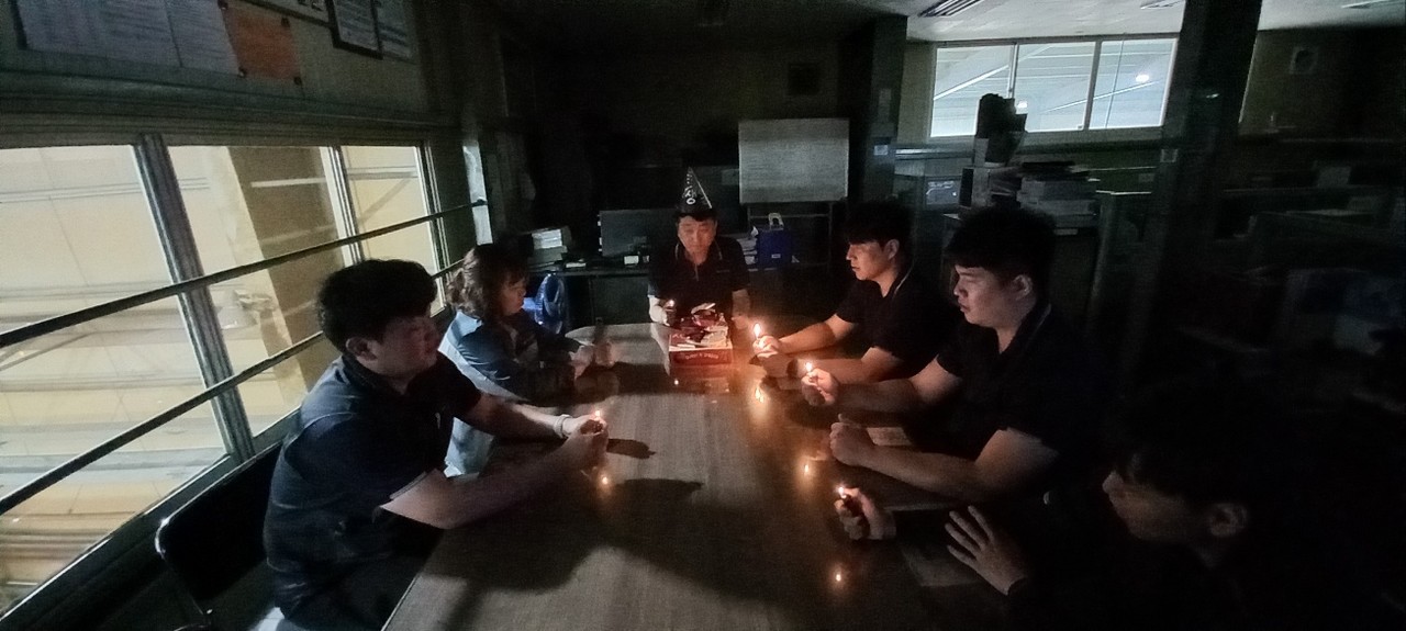 진양산업 혁신생산팀의 3정5S활동 후 팀원의 생일을 축하하고 있다.