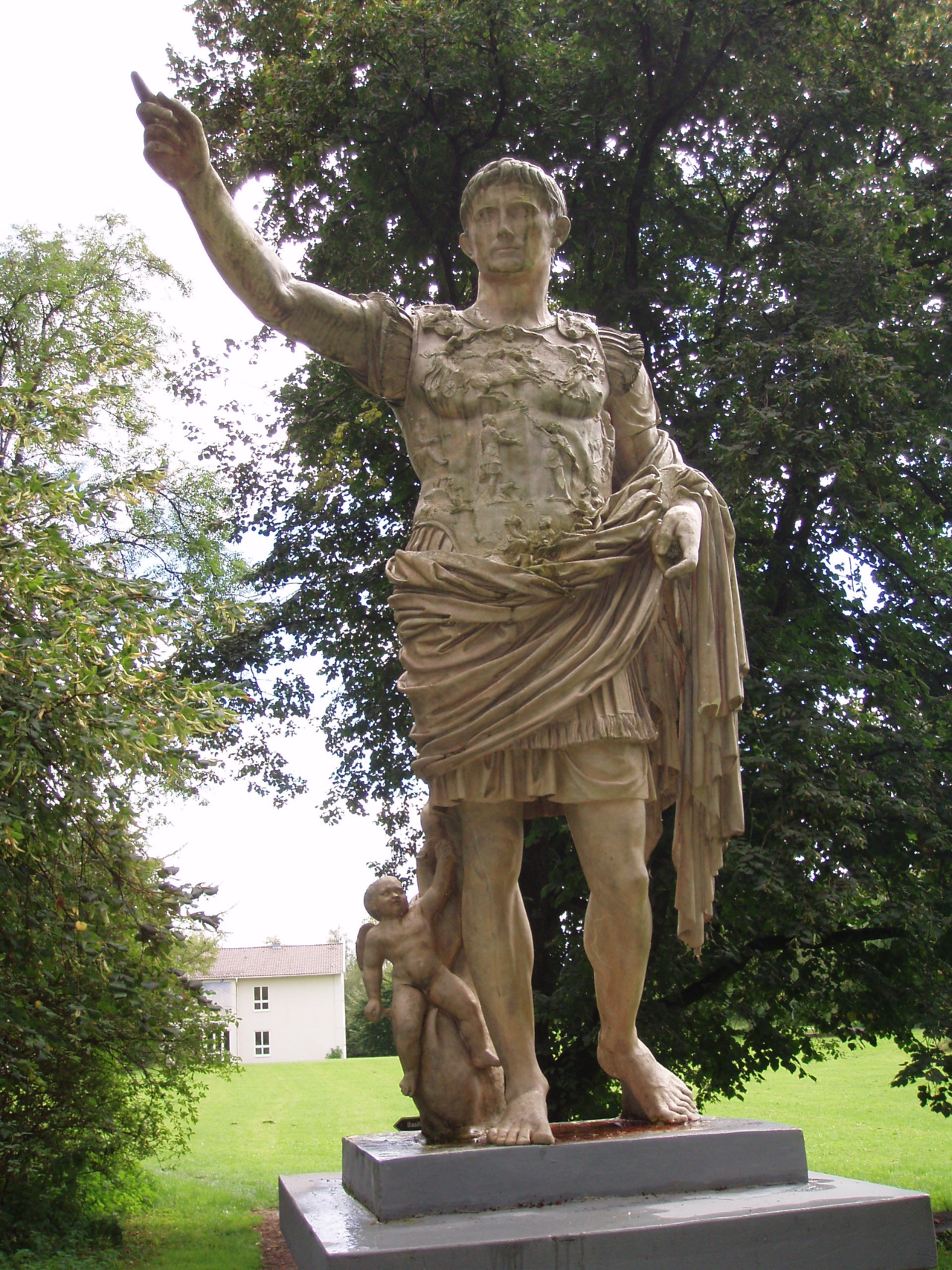 독일 켐프텐에 있는 아우구스투스 황제의 동상, 출처 = Wikimedia Commons