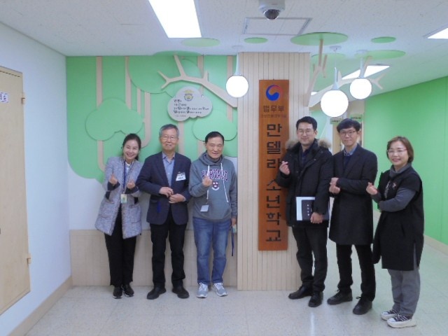 감사나눔연구원 강사진과 교도소 감사교육을 전담하고 있는 교정본부 문우식 사무관(오른쪽에서 두번째) 과 남창욱 계장(오른쪽에서 세번째) .