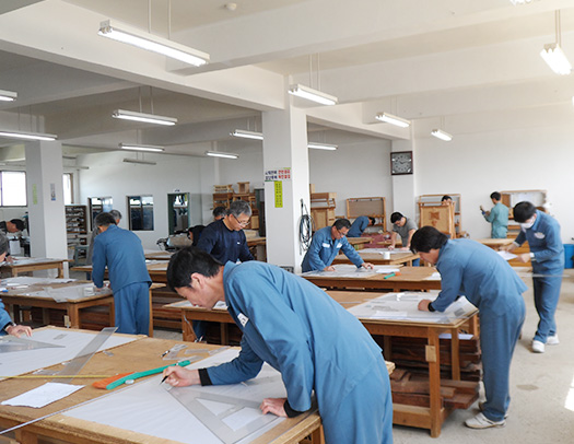 목포교도소는 수용자들의 교정교화 및 출소 후 자립을 위해 목공인테리어 등 직업훈련을 실시하고 있다.