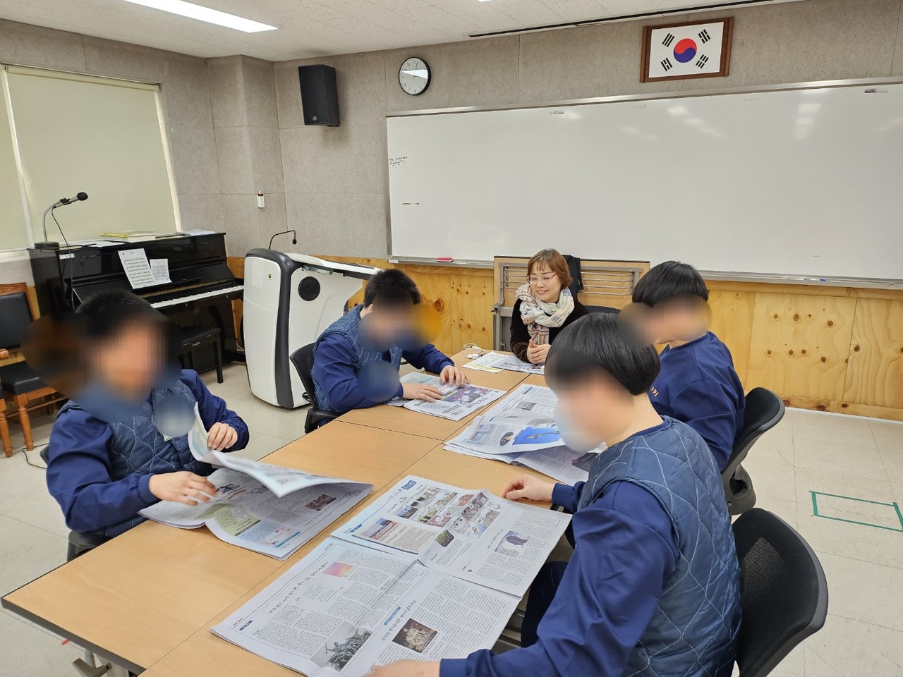 만델라소년학교 소년수들이 신문토론에 참여하고 있다.